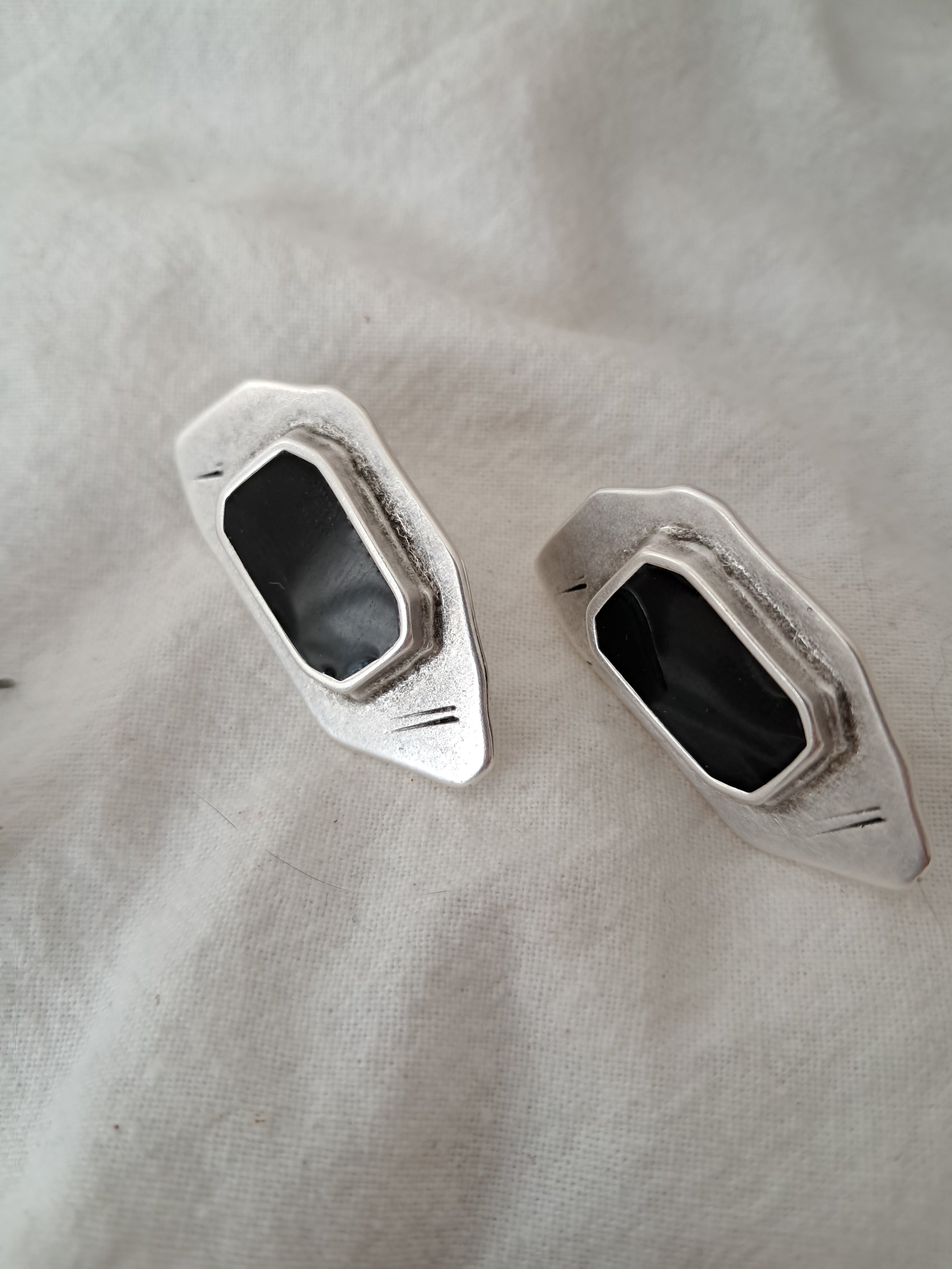 Σκουλαρικια statement