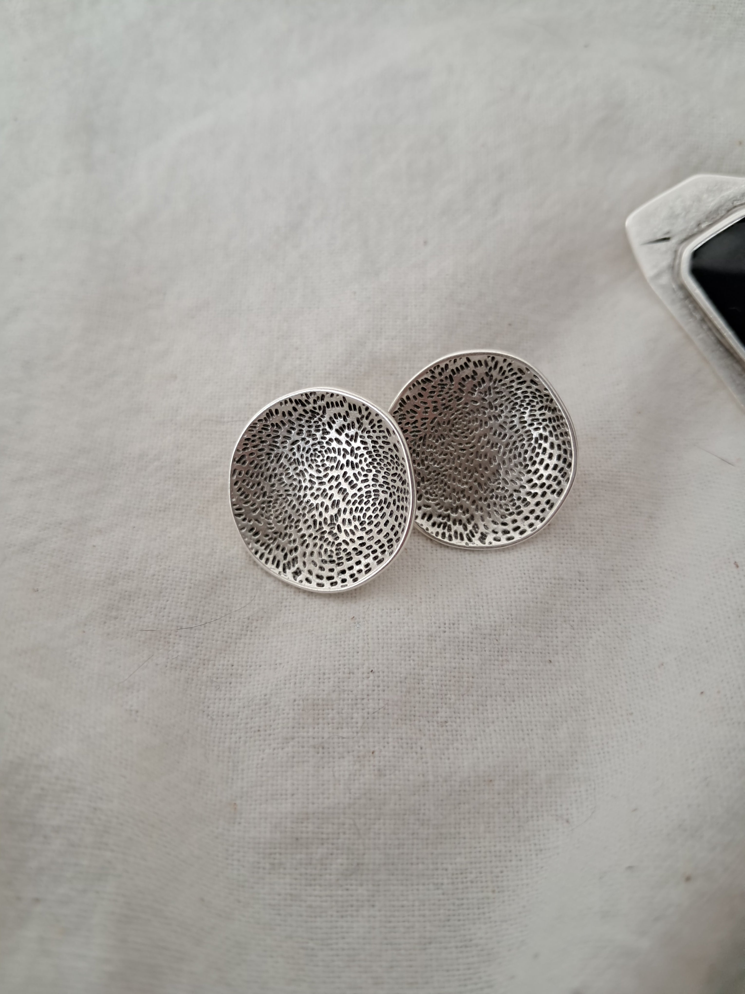 Σκουλαρικια statement