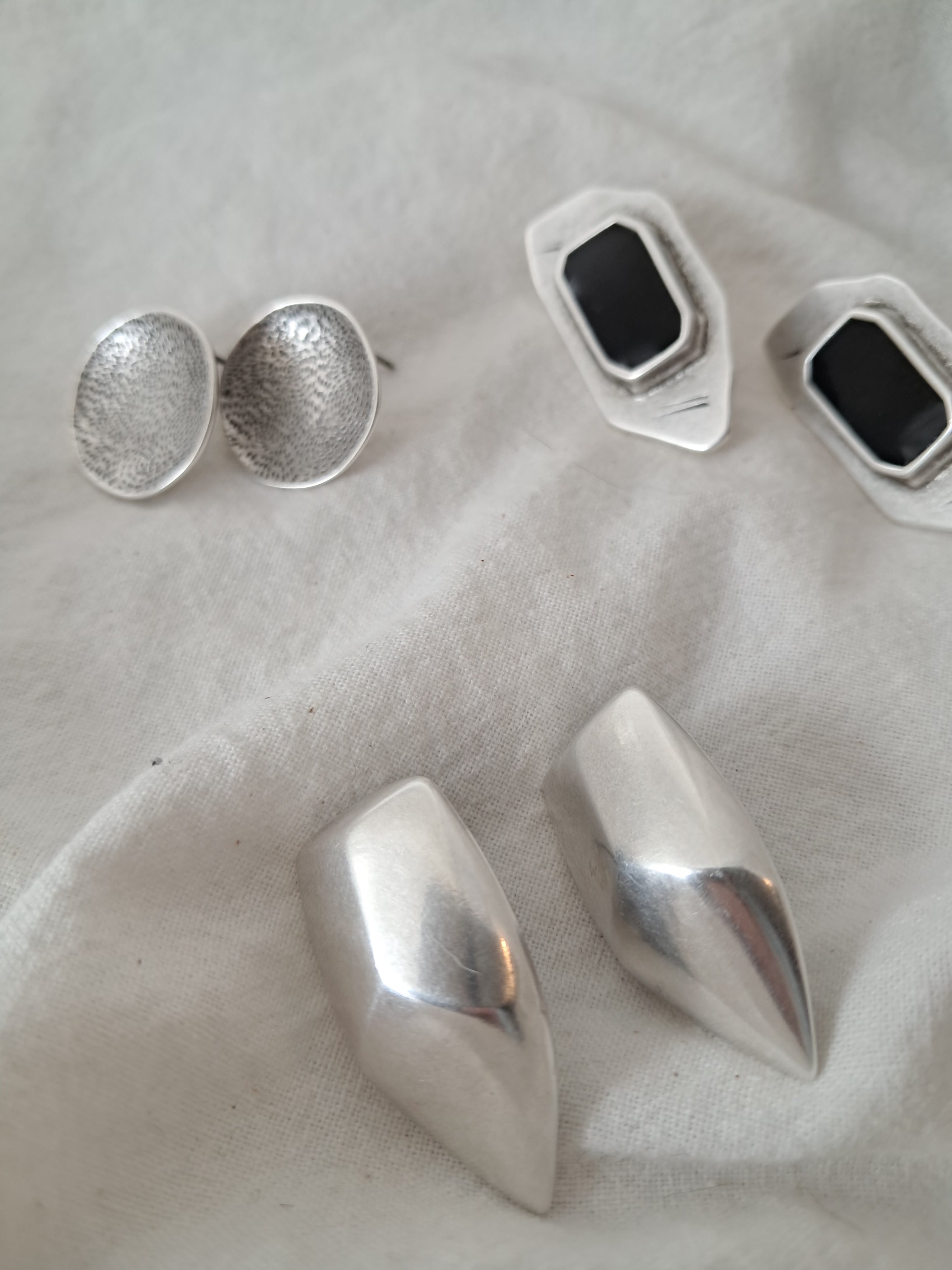 Σκουλαρικια statement