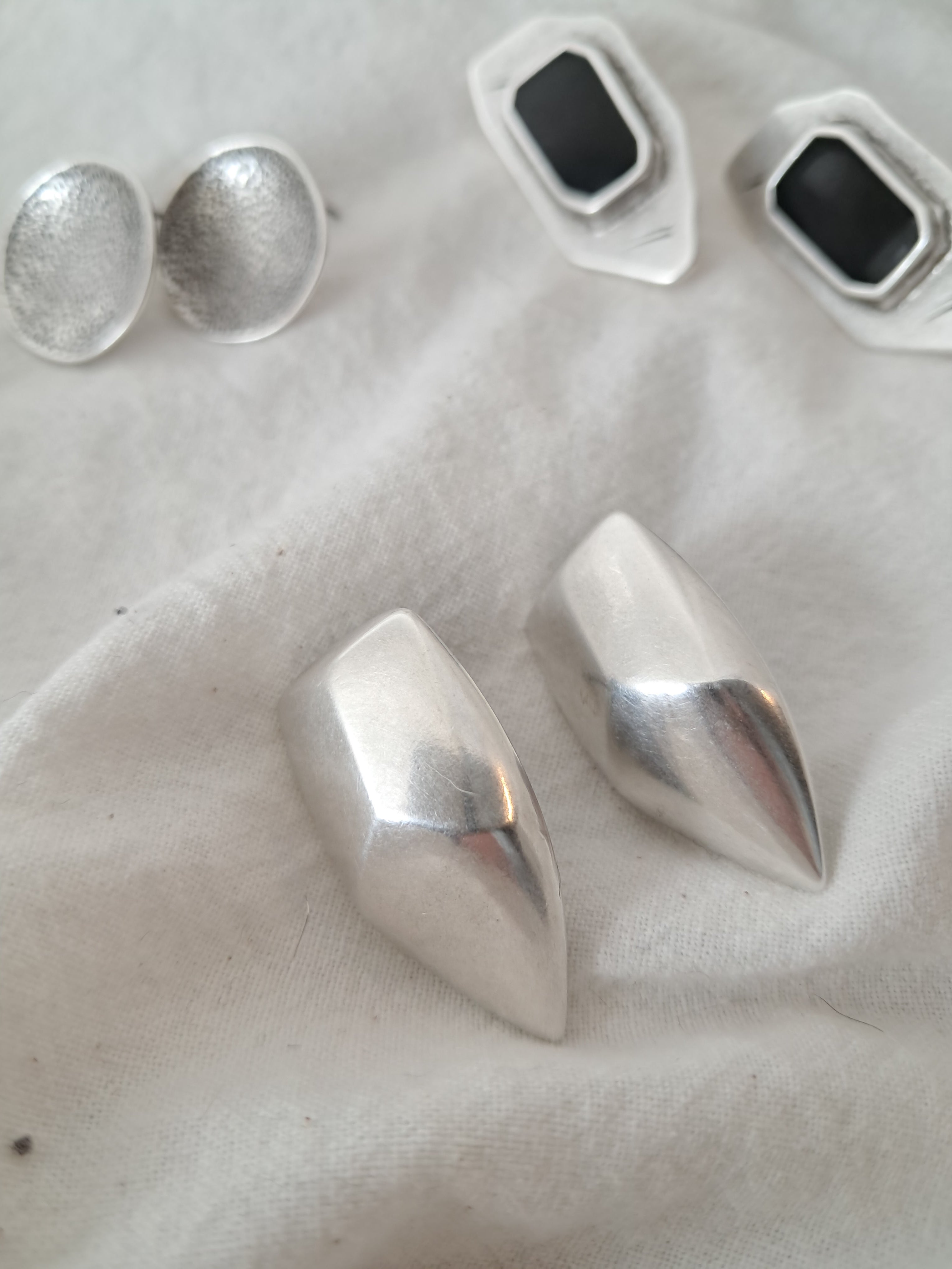 Σκουλαρικια statement